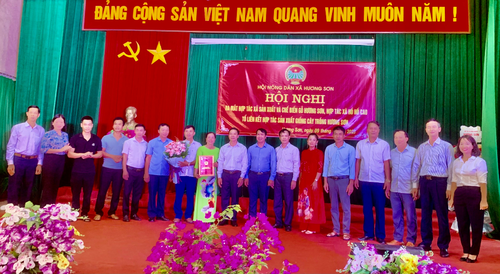 Hội nông dân xã Hương Sơn: Ra mắt Hợp tác xã và Tổ hợp tác xã nông nghiệp|https://nghiahoa.langgiang.bacgiang.gov.vn/ja_JP/chi-tiet-tin-tuc/-/asset_publisher/M0UUAFstbTMq/content/hoi-nong-dan-xa-huong-son-ra-mat-hop-tac-xa-va-to-hop-tac-xa-nong-nghiep