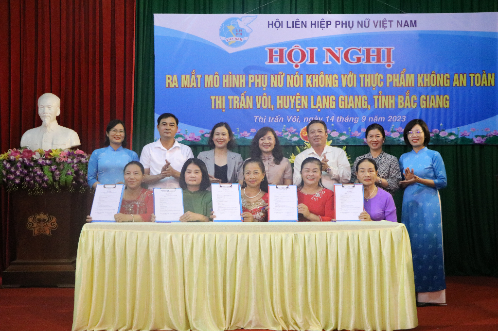 TW Hội LHPN Việt Nam ra mắt điểm mô hình "Phụ nữ nói không với thực phẩm không an toàn" tại thị...|https://nghiahoa.langgiang.bacgiang.gov.vn/chi-tiet-tin-tuc/-/asset_publisher/M0UUAFstbTMq/content/tw-hoi-lhpn-viet-nam-ra-mat-iem-mo-hinh-phu-nu-noi-khong-voi-thuc-pham-khong-an-toan-tai-thi-tran-voi-huyen-lang-giang